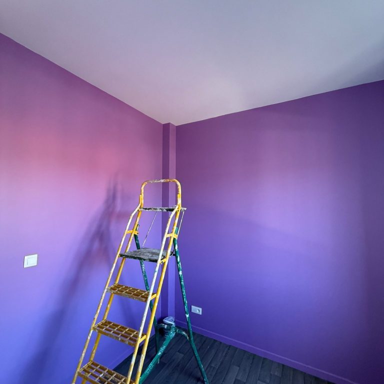 Chambre peinte en violet, escabeau
