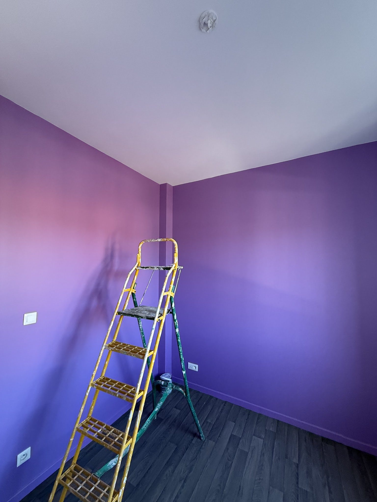 Chambre peinte en violet par La patte de l'artiste